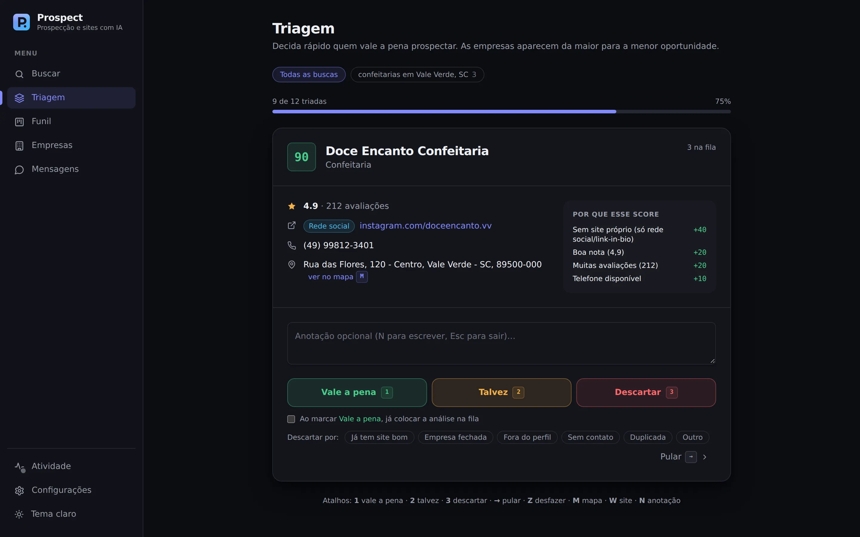 Tela de triagem com o score explicado e os botões Vale a pena, Talvez e Descartar